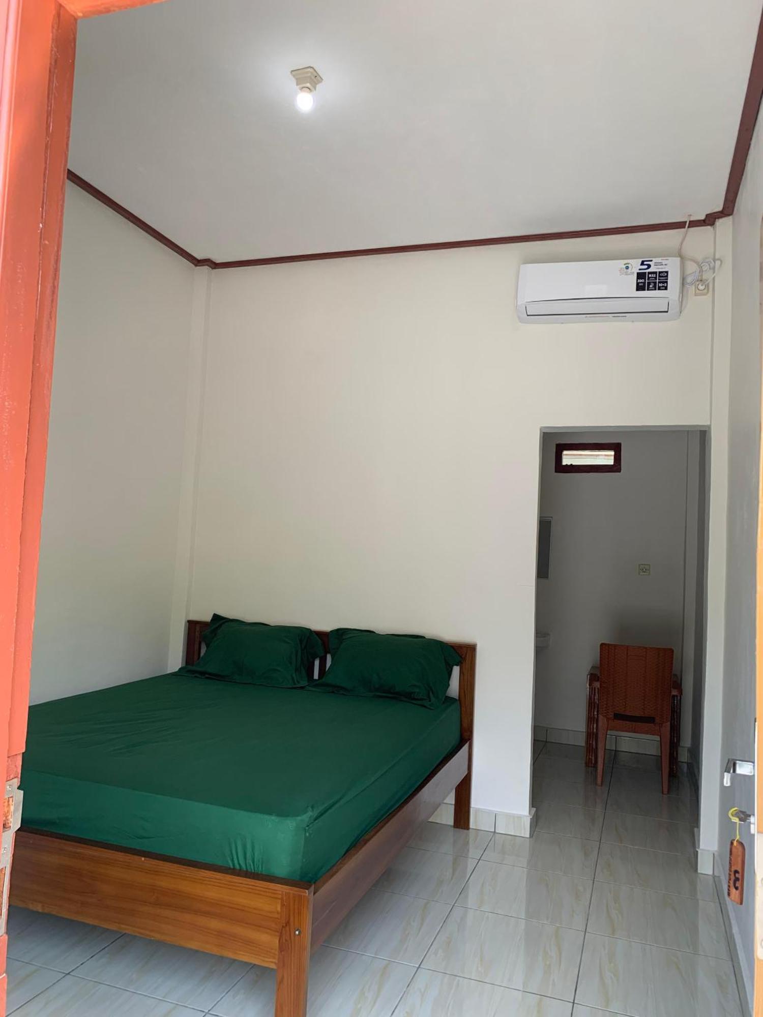 Bertus Guesthouse Лабуан-Бахо Экстерьер фото